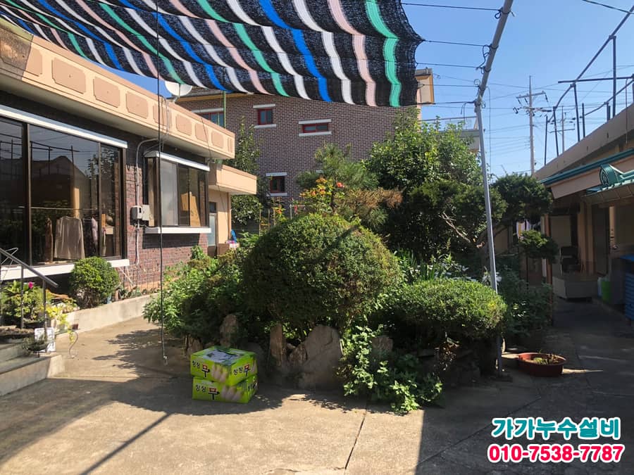 햇볕 좋은 날 방문한 주택 마당 전경