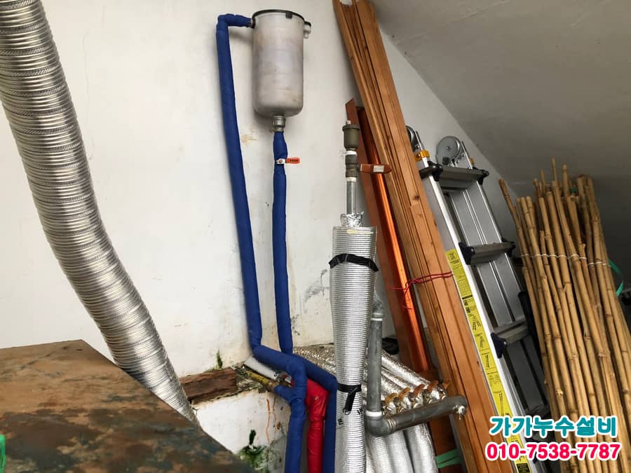 파란 보온재로 꼼꼼히 교체된 신규 배관