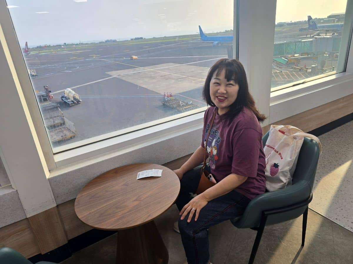 제주 공항 카페 창가 좌석 모습