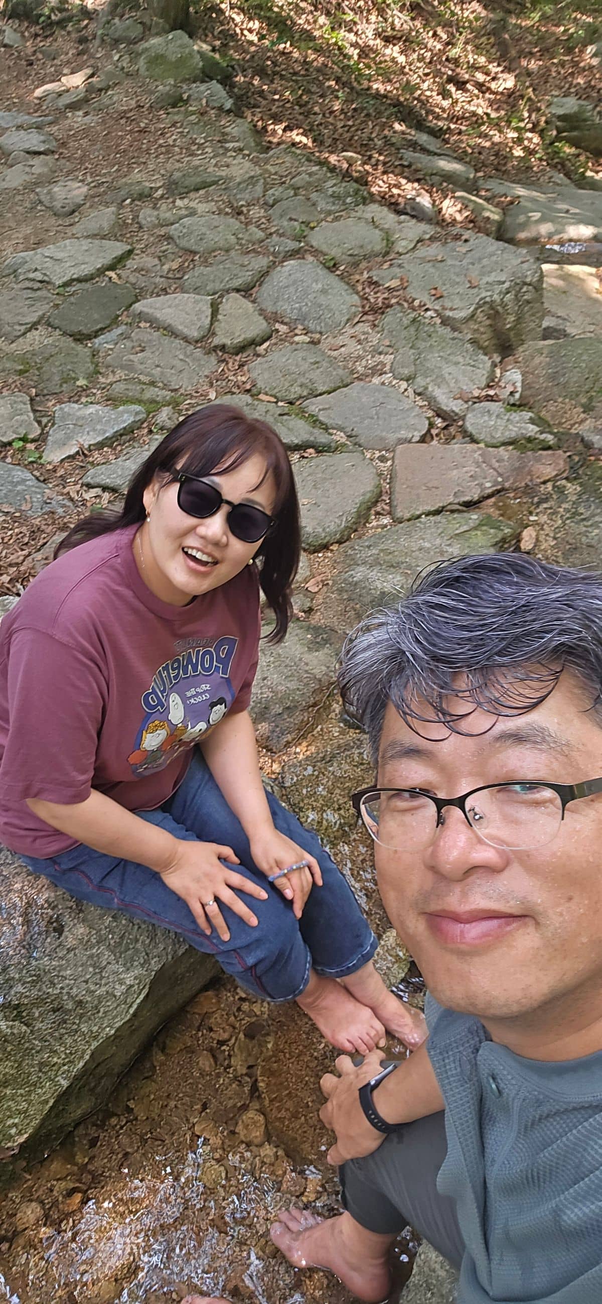 바위 옆 계곡에서 휴식을 취하는 장면