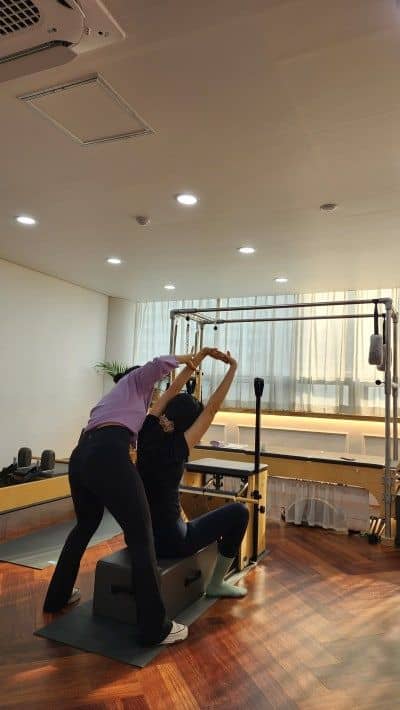 박스 위 측면 스트레칭 동작 시선 가이드