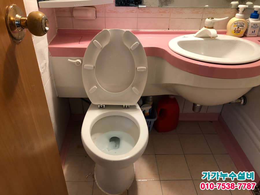 핑크색 카운터 세면대 전체 욕실 구조