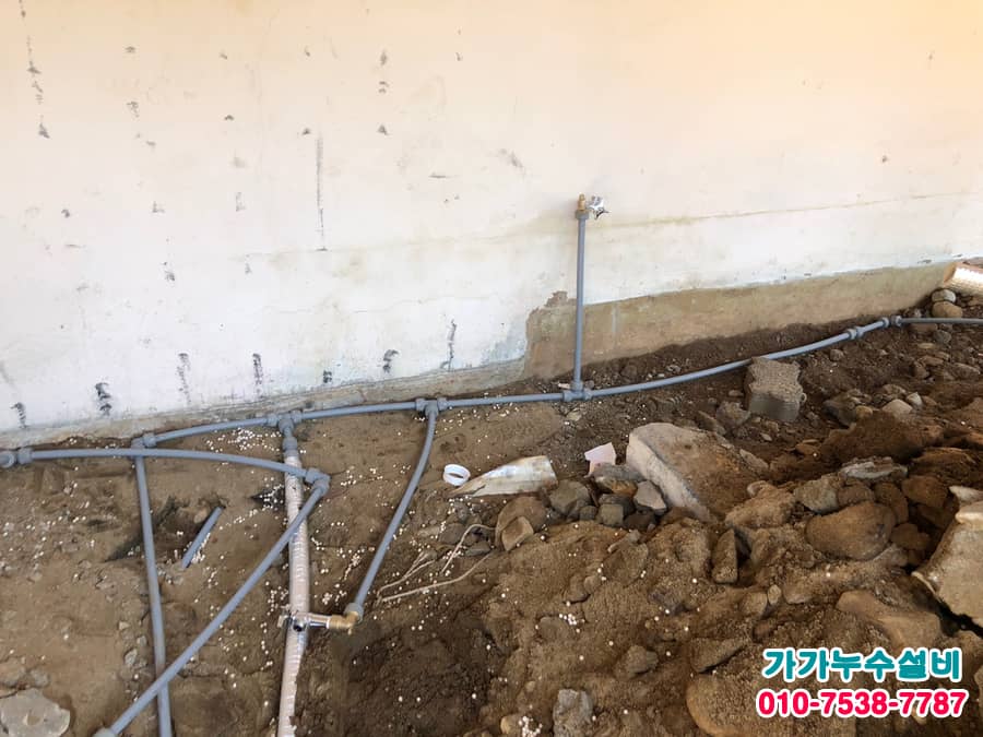 외벽 하부 신규 배관 연결 및 배선 작업