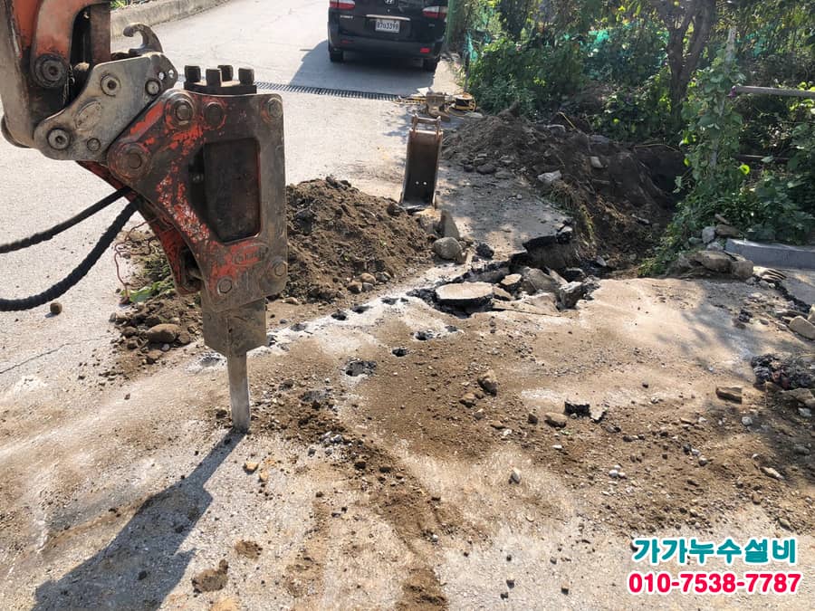 굴삭기로 콘크리트 바닥 파쇄 및 굴착 작업