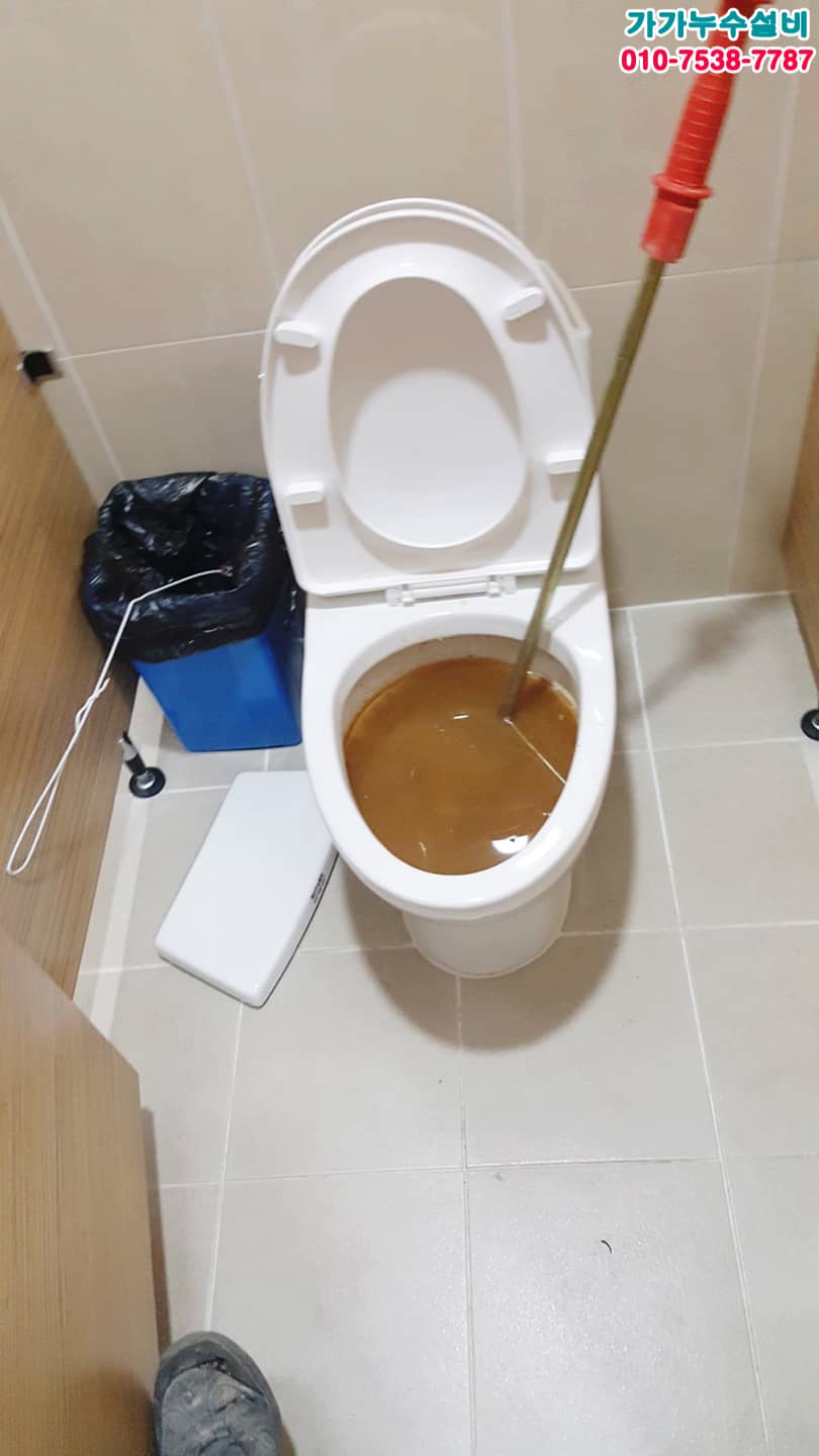 오수가 차오른 변기에 관통기 작업