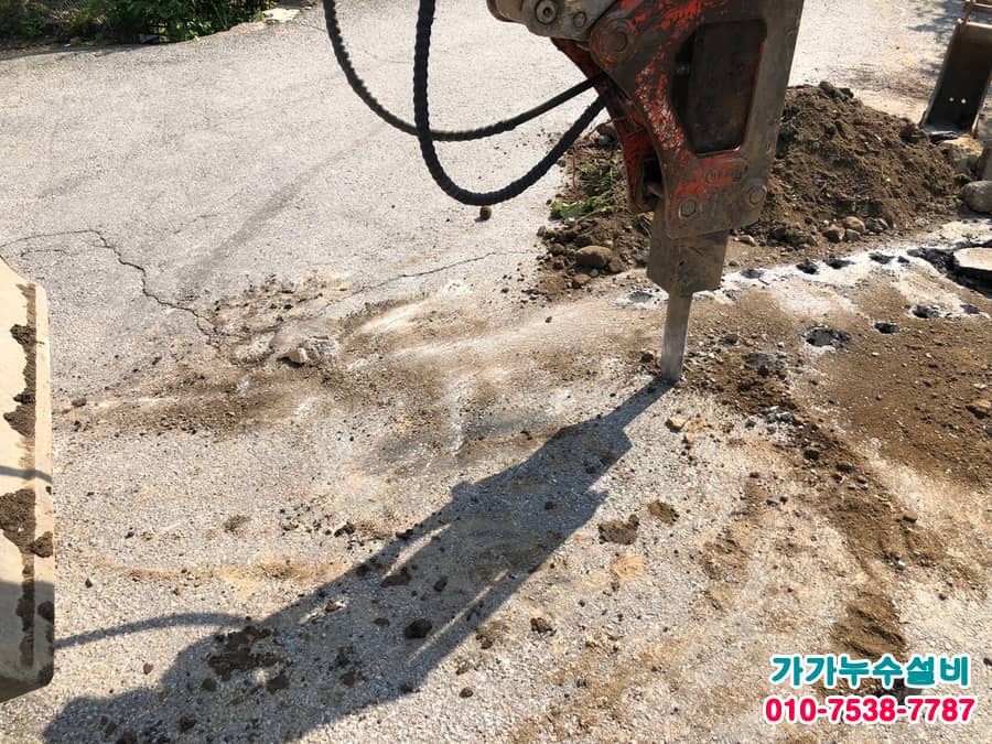 포크레인 브레이커로 도로 바닥 파쇄 작업