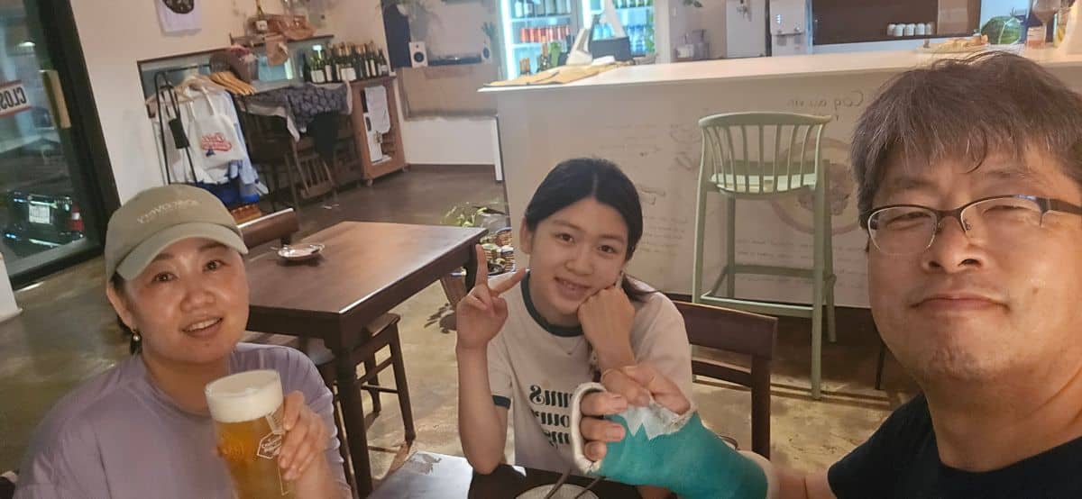 애월 와인바 매장 안 가족 기념사진