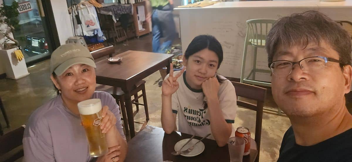 애월 와인바 매장에서 즐거운 맥주 한잔