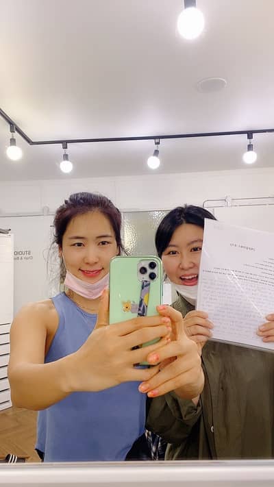 원장님과 함께 수강후기 서류를 들고 찍은 셀카