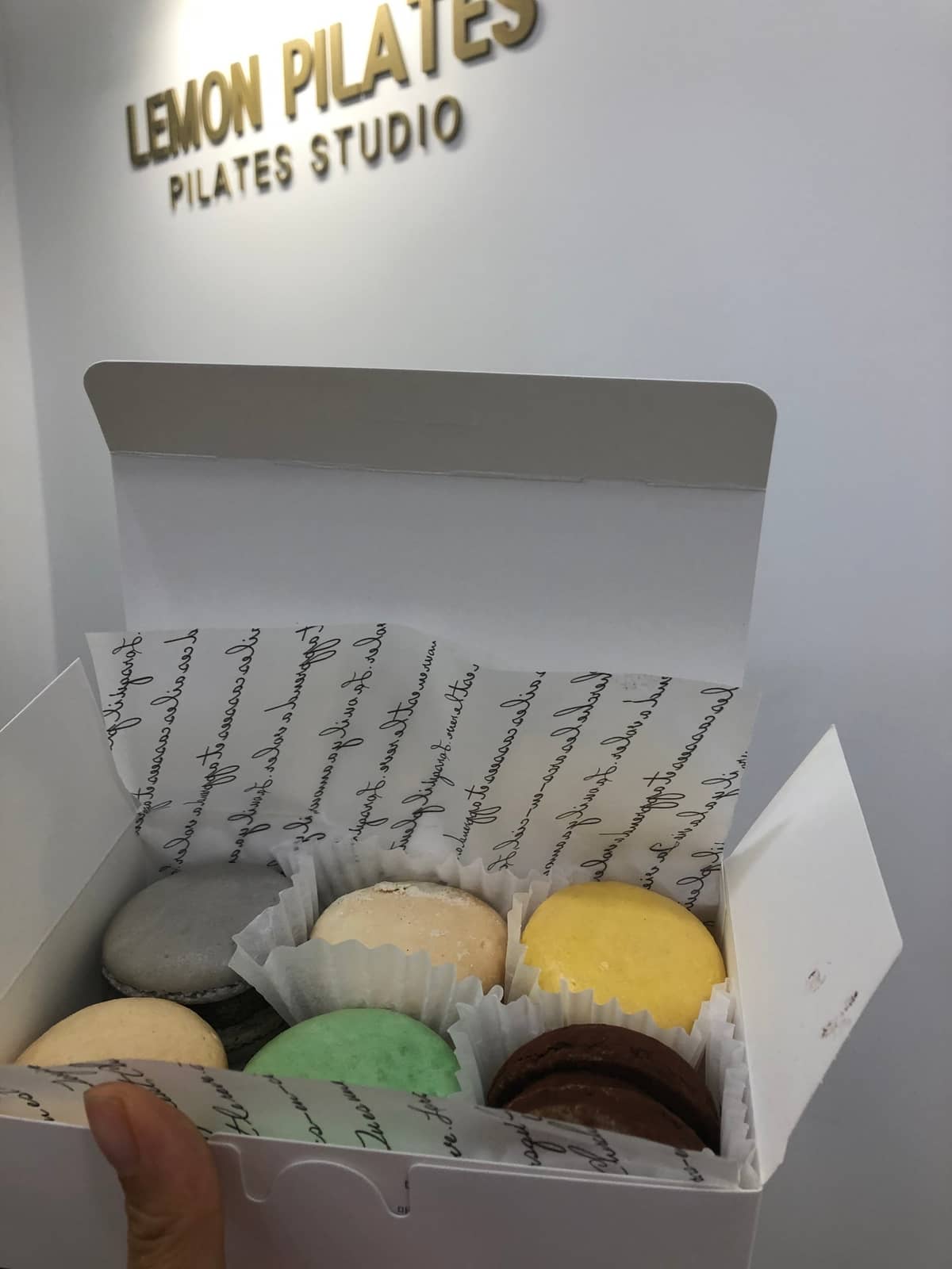 감사의 마음을 담아 선물한 알록달록한 마카롱 상자