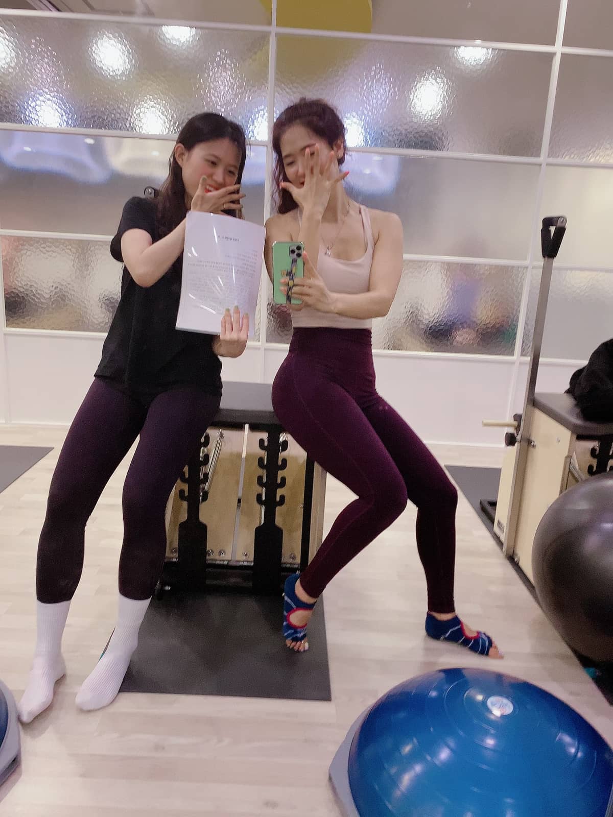 즐겁게 운동후기 인증샷을 찍는 회원
