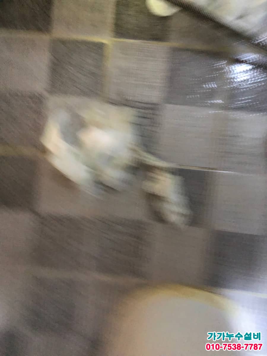 변기 내부에서 제거한 다량의 물티슈