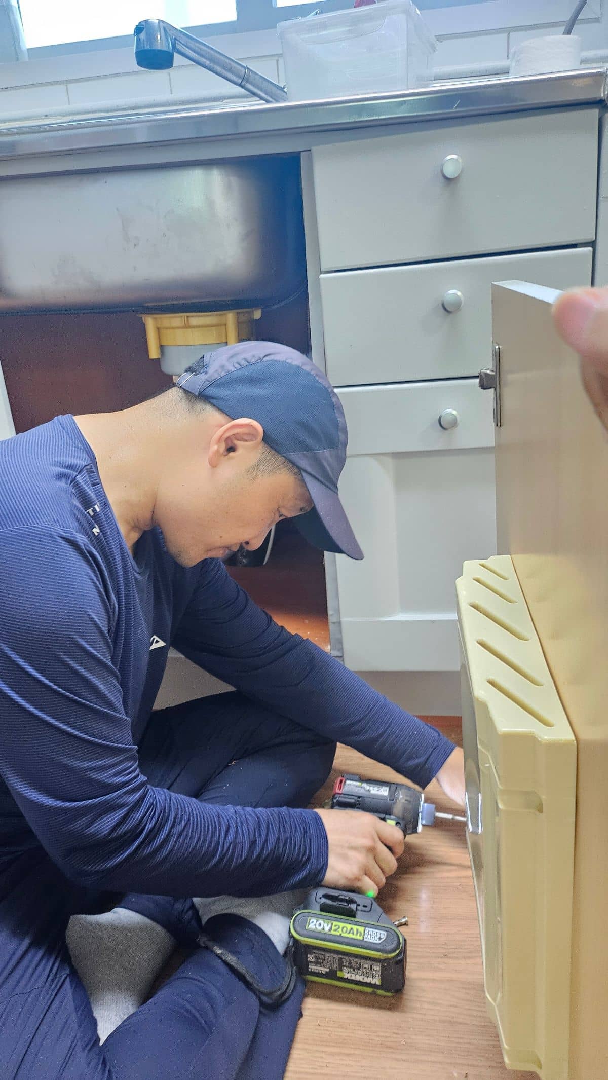제주 씽크대 문수리 전동드릴 작업
