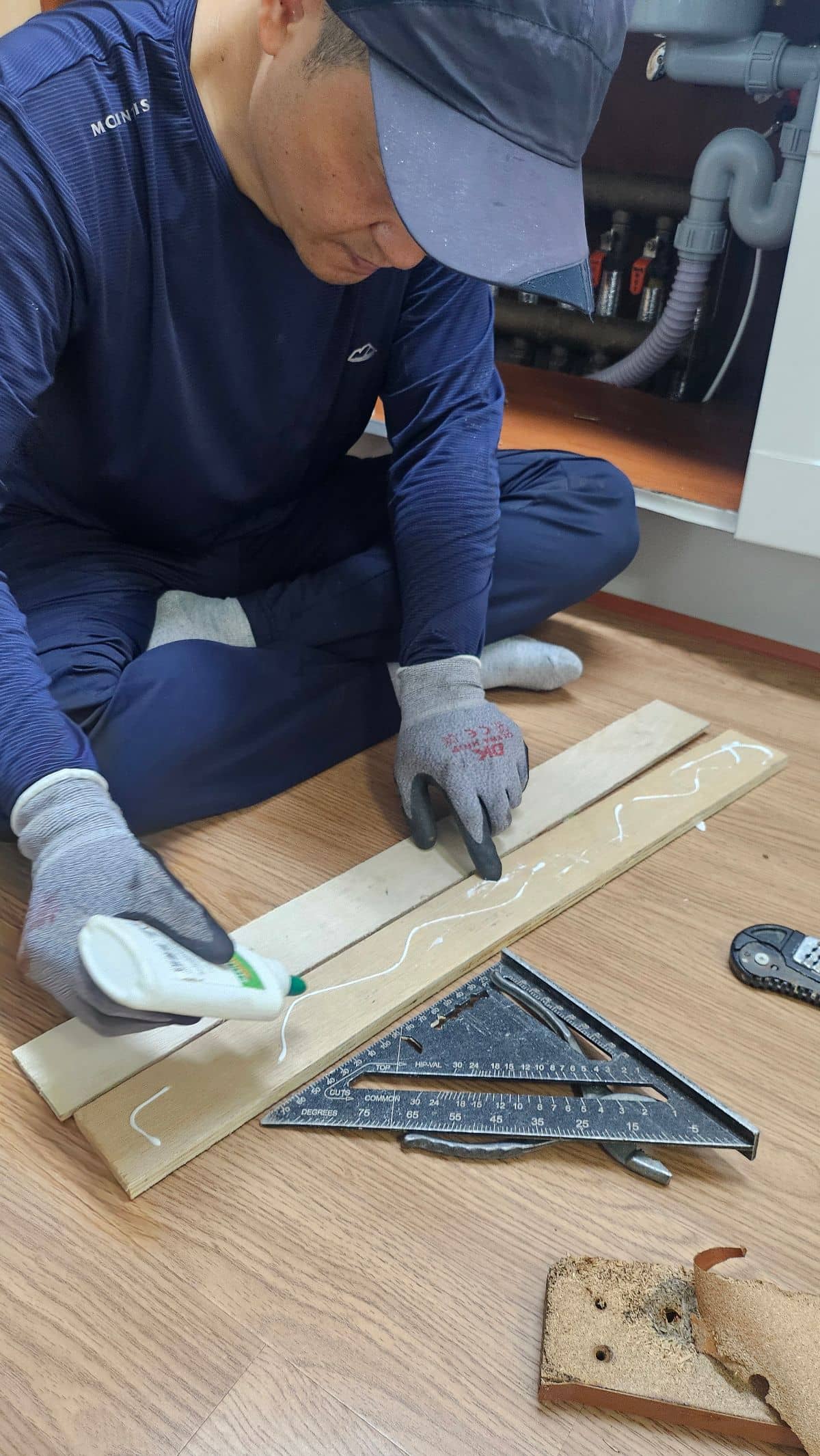보강목에 목공 본드를 바르는 모습