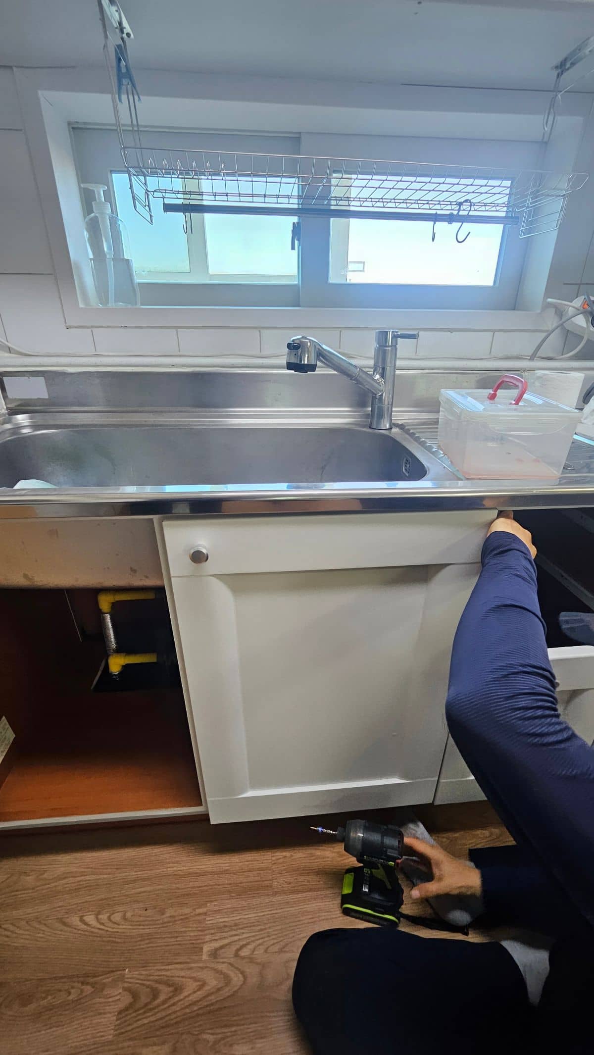 수평 맞춤 후 싱크대 문 결합 과정