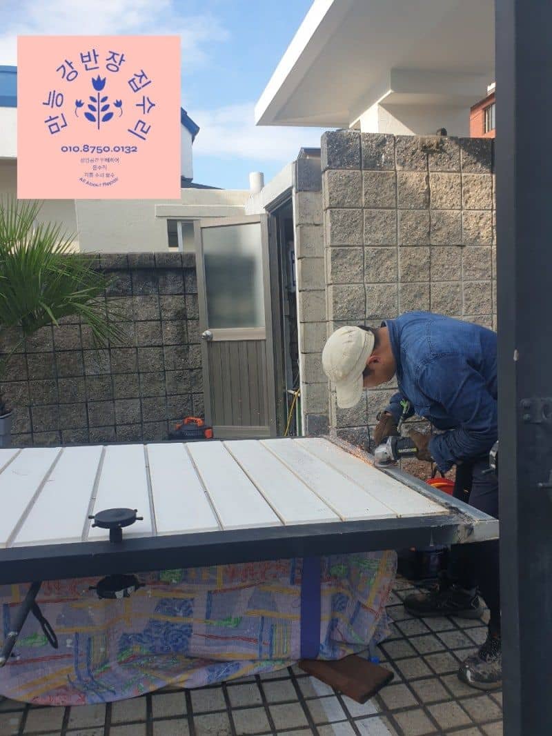 탈거한 대문 프레임 표면 그라인딩 작업