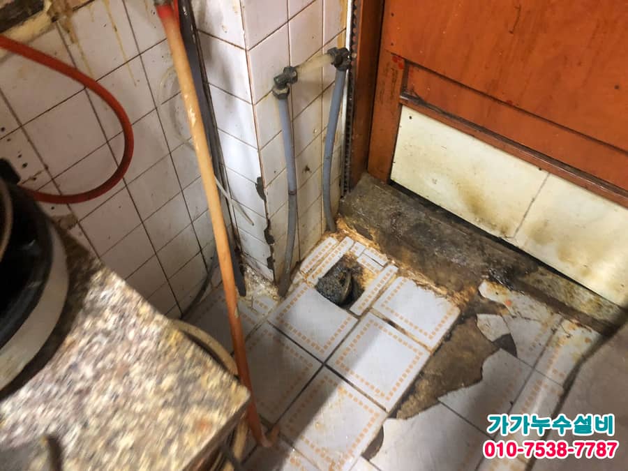 기름때로 막혀 물이 차오른 배관 내부 근접 촬영