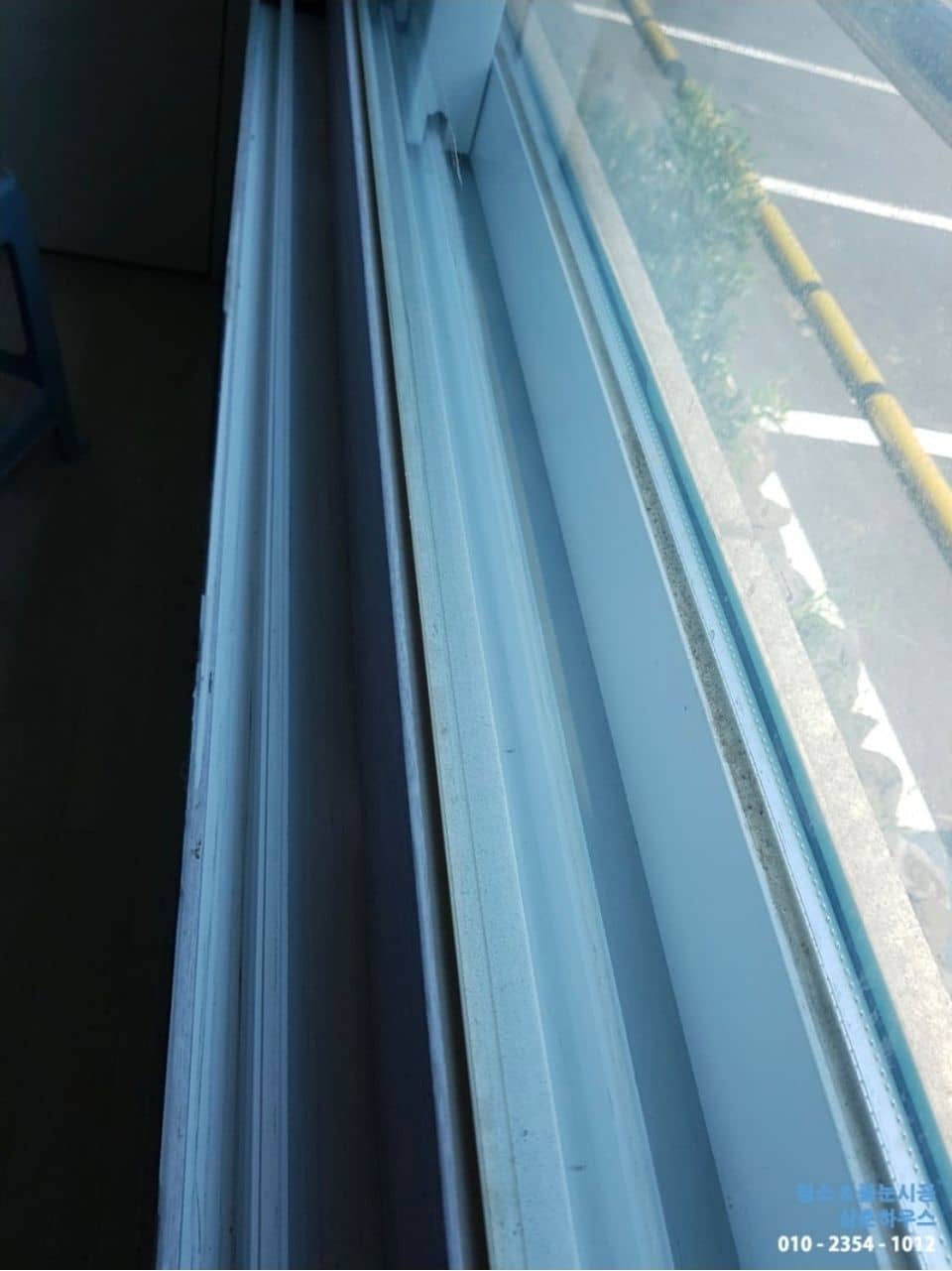 창틀의 묵은 먼지 제거 완료