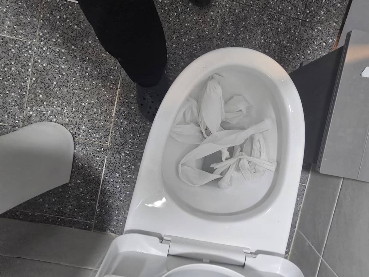 제주 변기 막힘 원인인 휴지 뭉치
