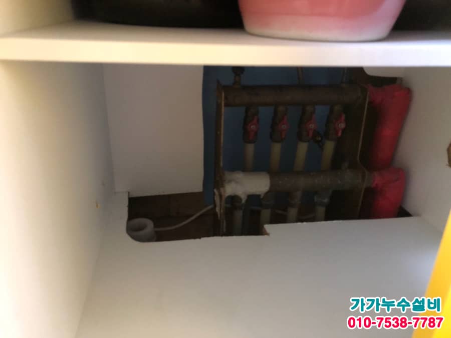 누수가 발생하던 기존 싱크대 배수호스를 철거한 하부장
