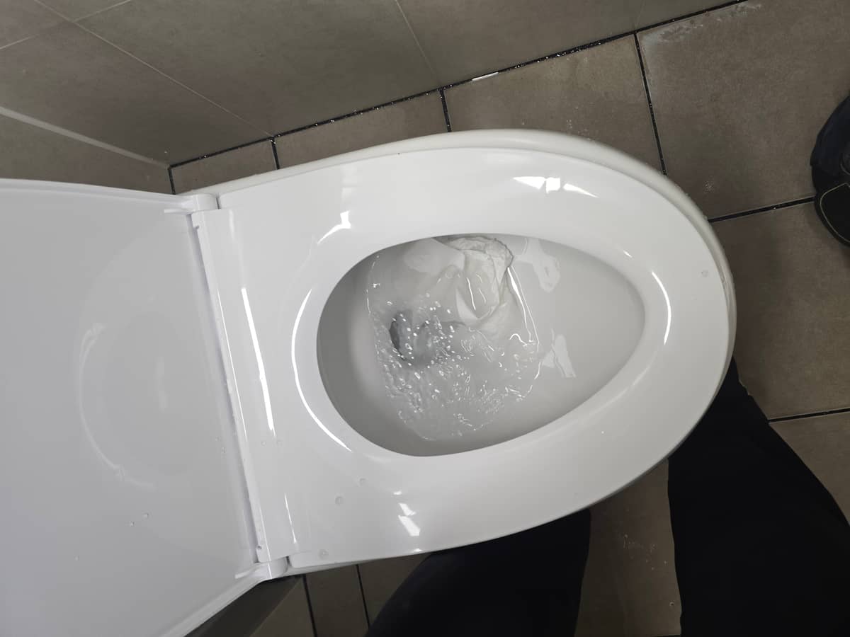 제주 변기 수리 전 넘치는 수위 점검