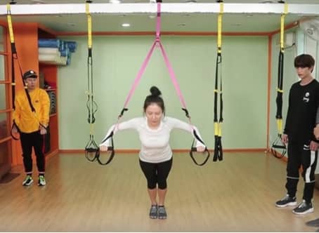서스펜션 루프를 잡고 푸시 동작을 준비하는 모습
