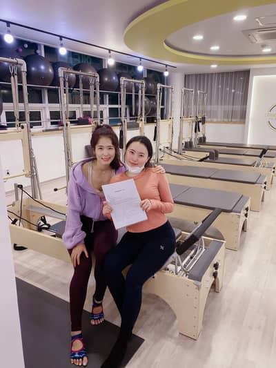 원장님과 작성한 후기를 들고 찍은 인증샷