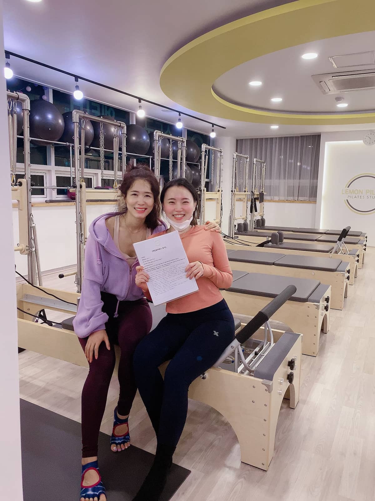 필라테스 기구 앞에서 밝게 웃는 모습