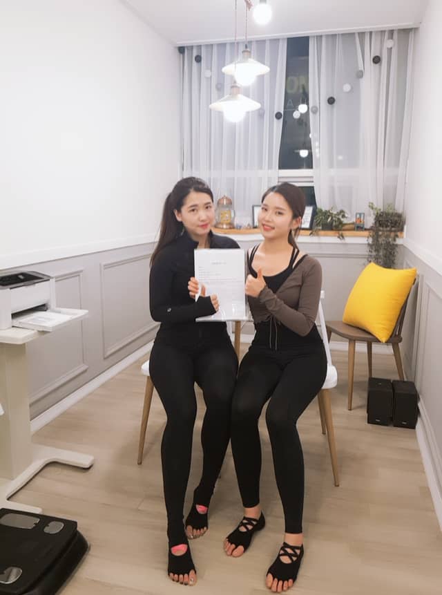 시흥 필라테스 강사와 회원 기념 촬영