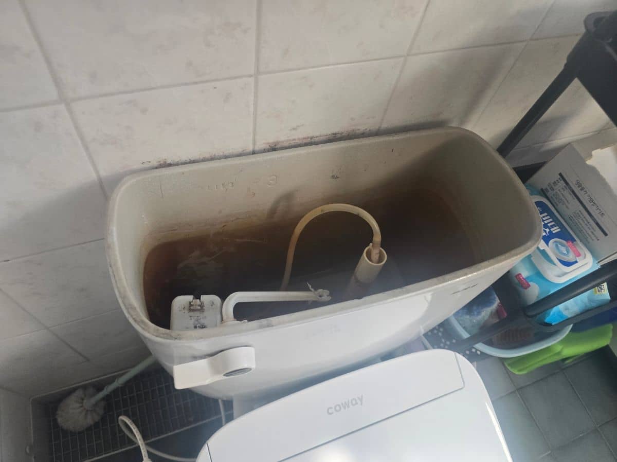 물이 안 차는 노후 변기 수조 내부