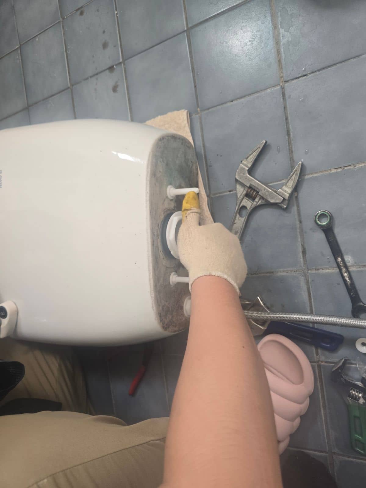 새 부속을 수조 하부에 고정하는 모습