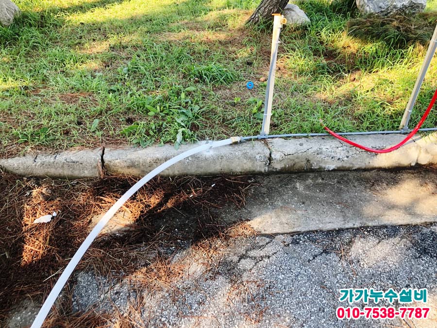 동해 수도연결 야외 배관 연결 작업 모습