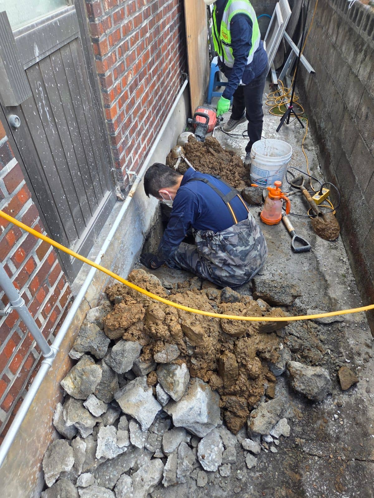 협소한 외벽 통로 굴착 및 흙 제거