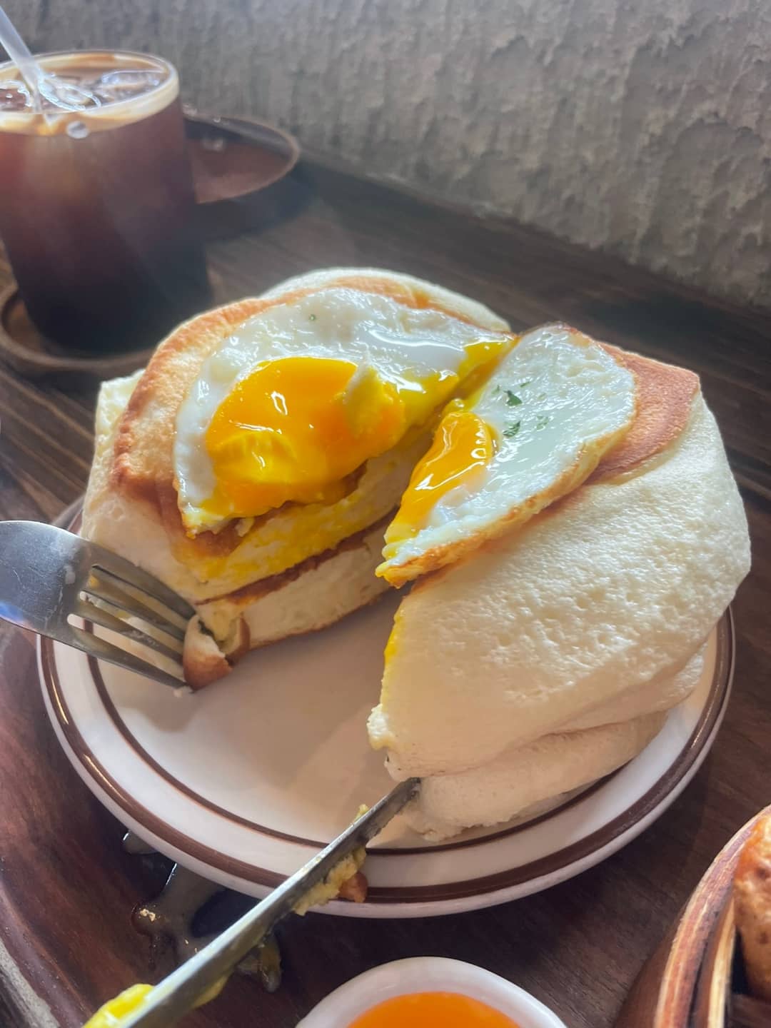 창가 햇살 아래 올려진 수플레