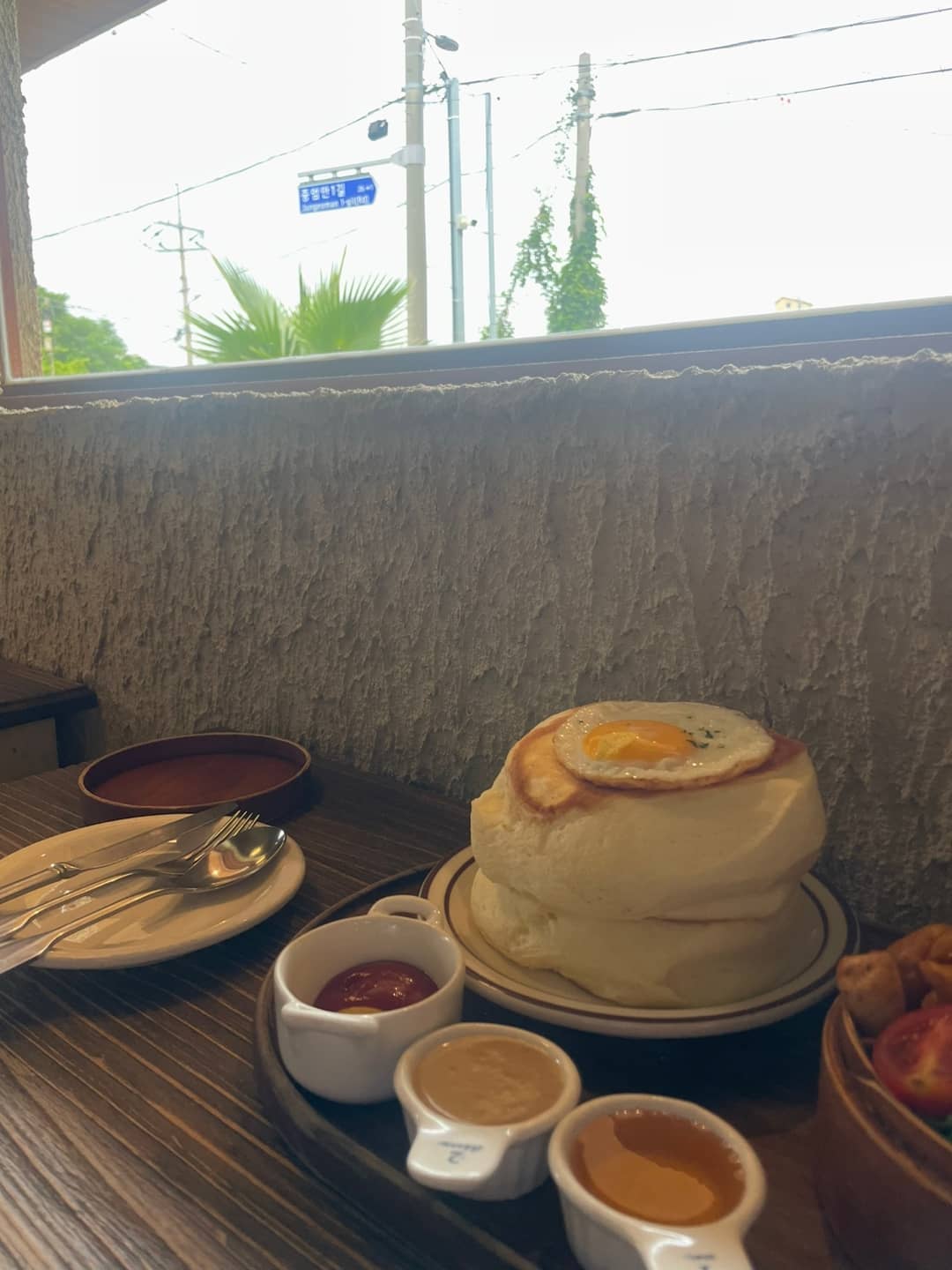 웨지감자와 노릇한 소시지 샐러드