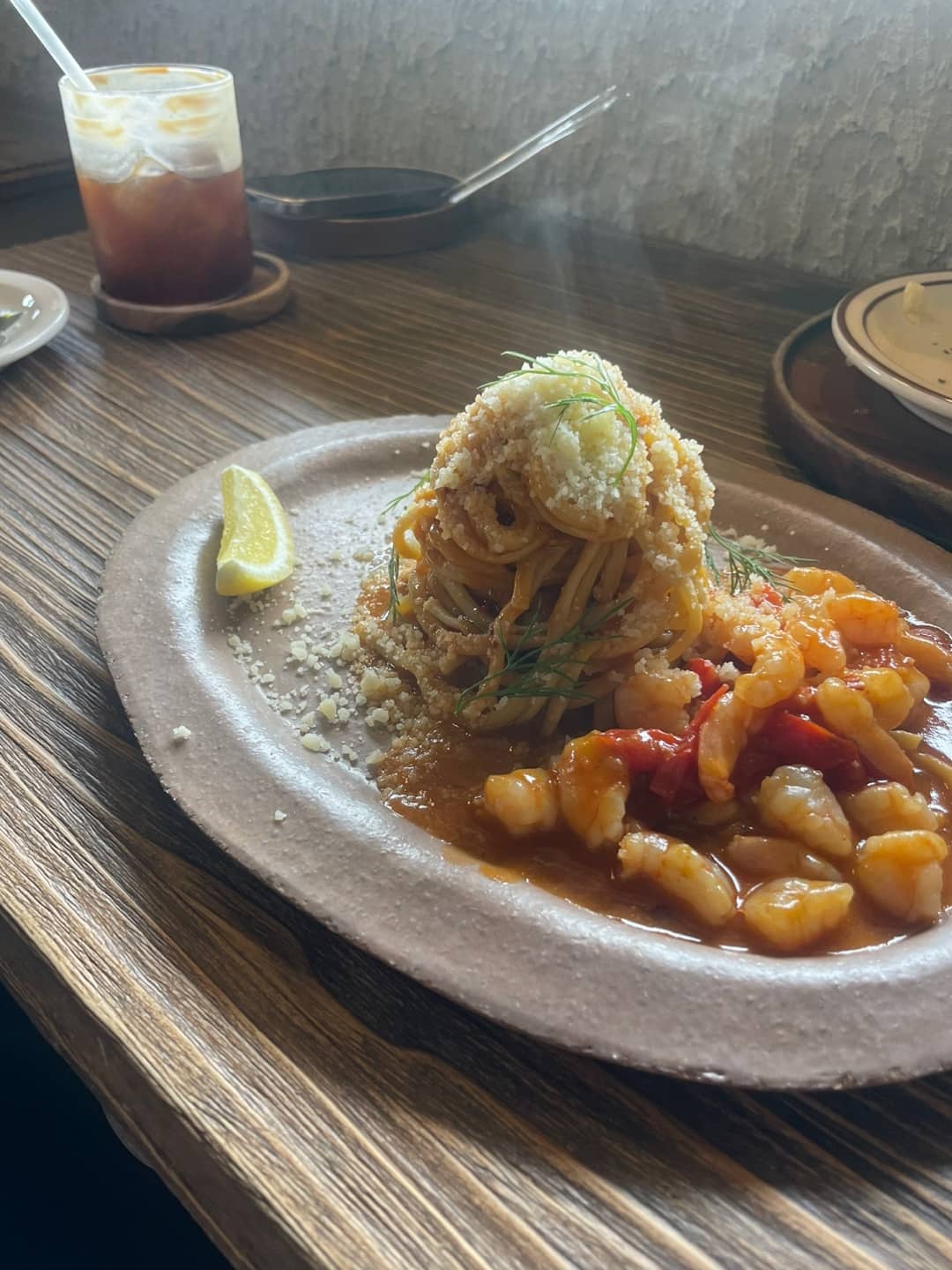 크림폼이 얹어진 달콤한 초코라떼