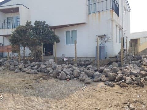 석축작업 전 돌 배치 및 지반 정돈 모습