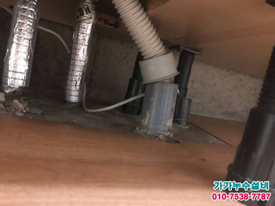 하부 배수 파이프 기밀 마감 작업 모습