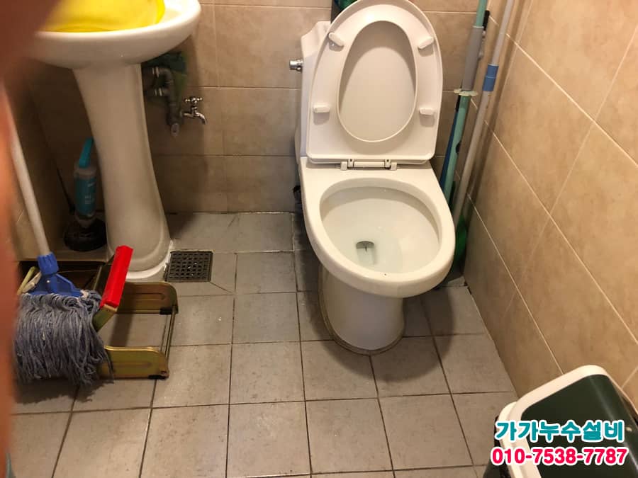 막힘 증상이 발생한 화장실 변기 점검