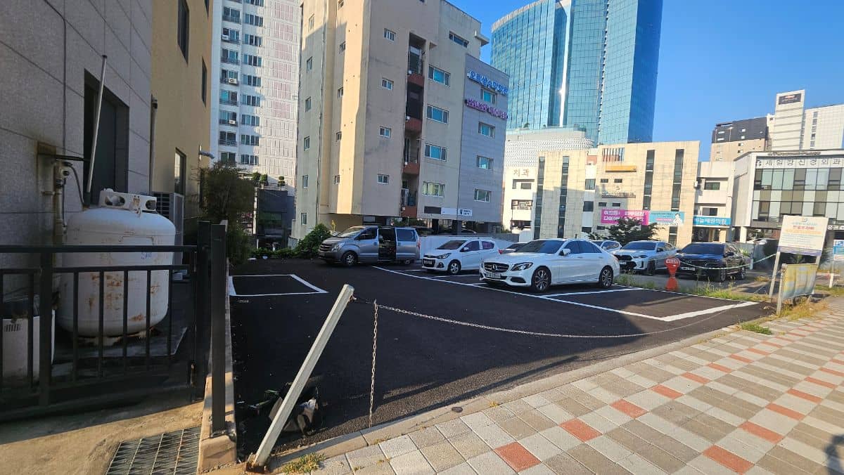 쓰러진 볼라드와 주차장 입구 전경