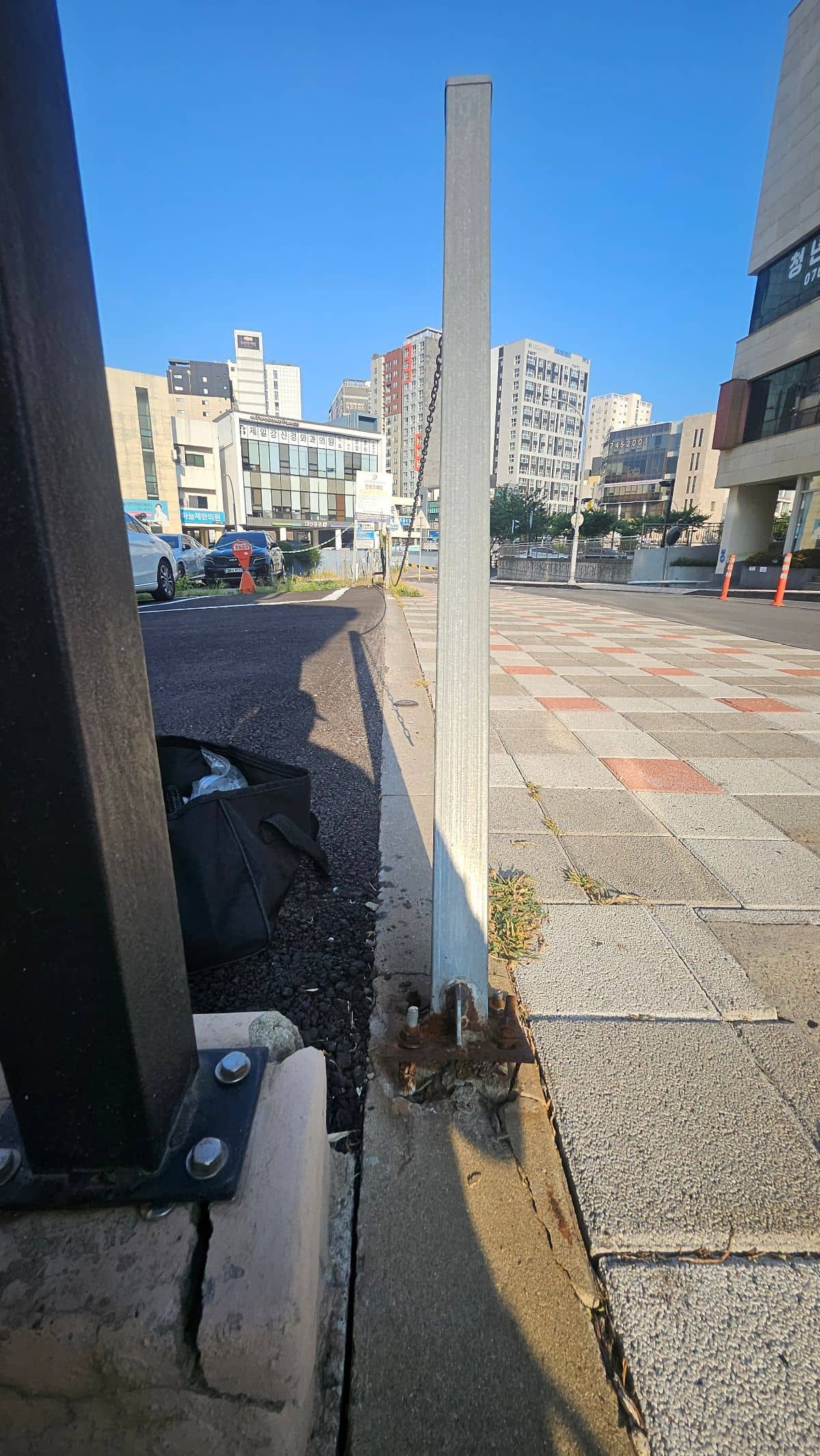 차량 충돌로 기울어진 볼라드 상태