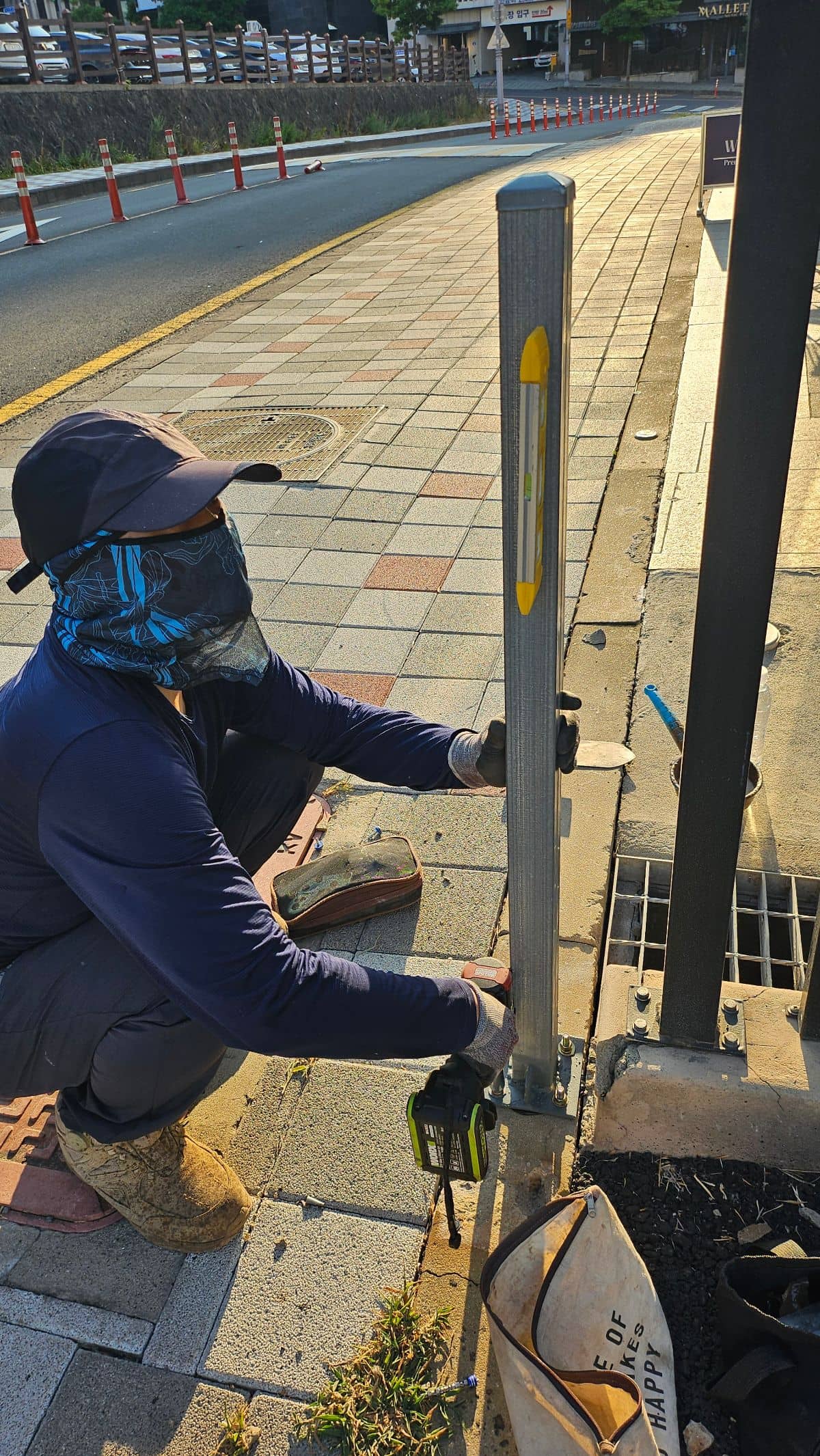 수평계로 볼라드 수직 수평 측정