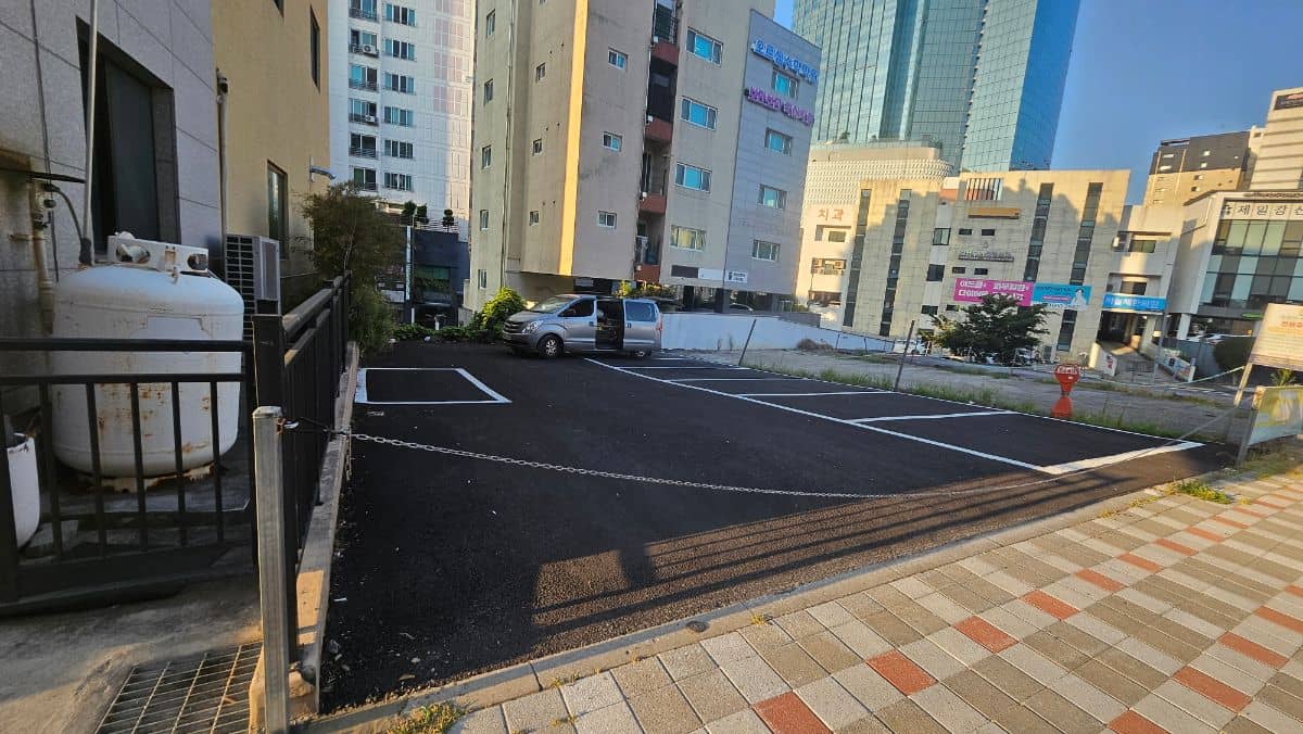 쇠사슬 연결 완료된 주차장 입구